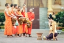 Moine implorant l'aumône au Cambodge