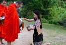 Moine implorant l'aumône au Laos