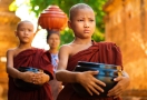 Moine à Yangon (Birmanie)