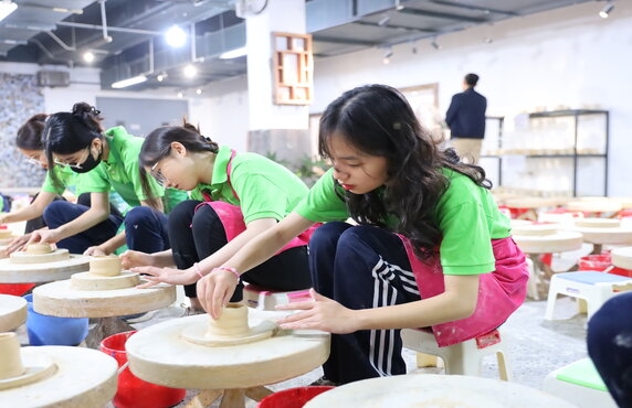 Un Jour De Poterie Avec Enfants Défavorisés à Hanoi, Offert Par ACVN Un Jour De Poterie Avec Enfants Défavorisés à Hanoi, Offert Par ACVN