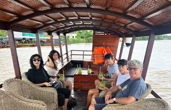 Croisière Dans Le Delta Du Mékong: L’Aventure De La Famille Fabio Croisière Dans Le Delta Du Mékong: L’Aventure De La Famille Fabio