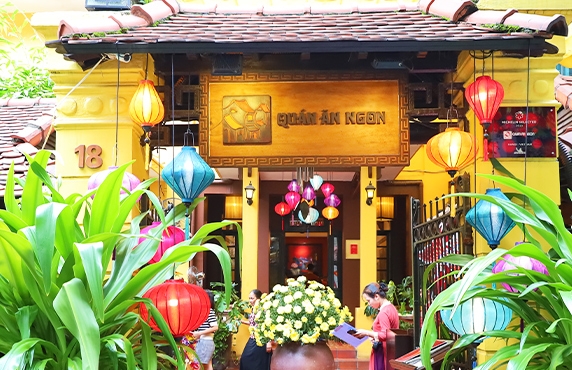 Déguster Des Plats Traditionnels Vietnamiens Au Restaurant Quan An Ngon Hanoï Déguster Des Plats Traditionnels Vietnamiens Au Restaurant Quan An Ngon Hanoï