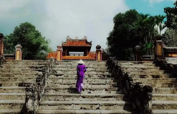 Le Premier Tombeau Royal De Hué : Le Tombeau De Gia Long Le Premier Tombeau Royal De Hué : Le Tombeau De Gia Long