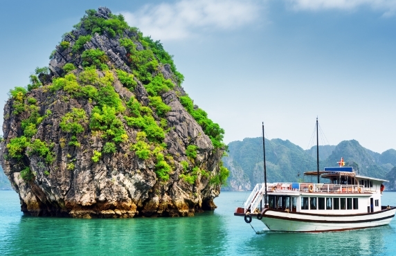 Celebrity Solstice - Super Bateau De Croisière Amène Des Touristes Internationaux à Halong Celebrity Solstice - Super Bateau De Croisière Amène Des Touristes Internationaux à Halong