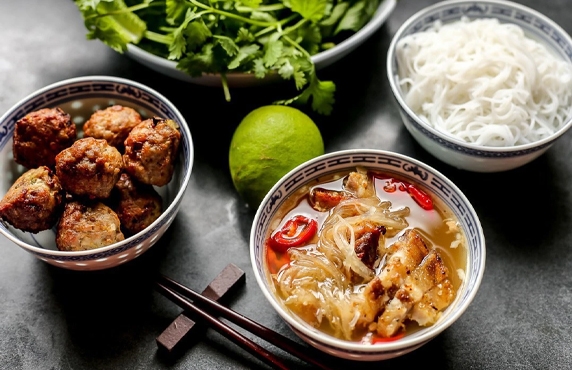 Les Plats De Nouilles Vietnamiens Incontournables Pour Votre Visite Au Vietnam Les Plats De Nouilles Vietnamiens Incontournables Pour Votre Visite Au Vietnam