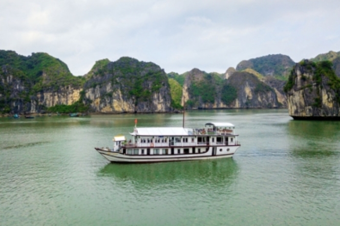 Hanoï - Baie d'Halong - Grotte de Sung Sot - Île de Titop / Île de Soi Sim (-,L,D)