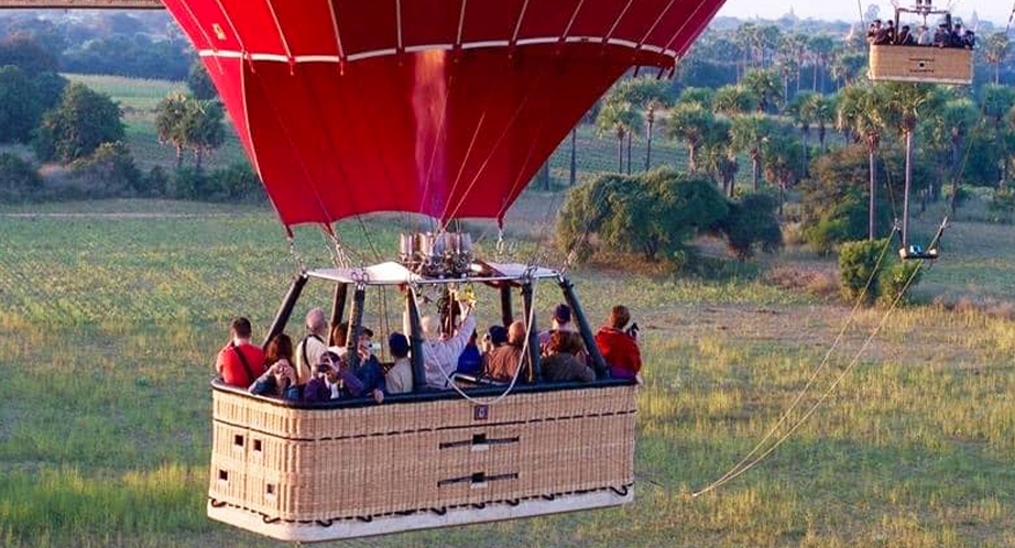 Montgolfière au-dessus de Bagan