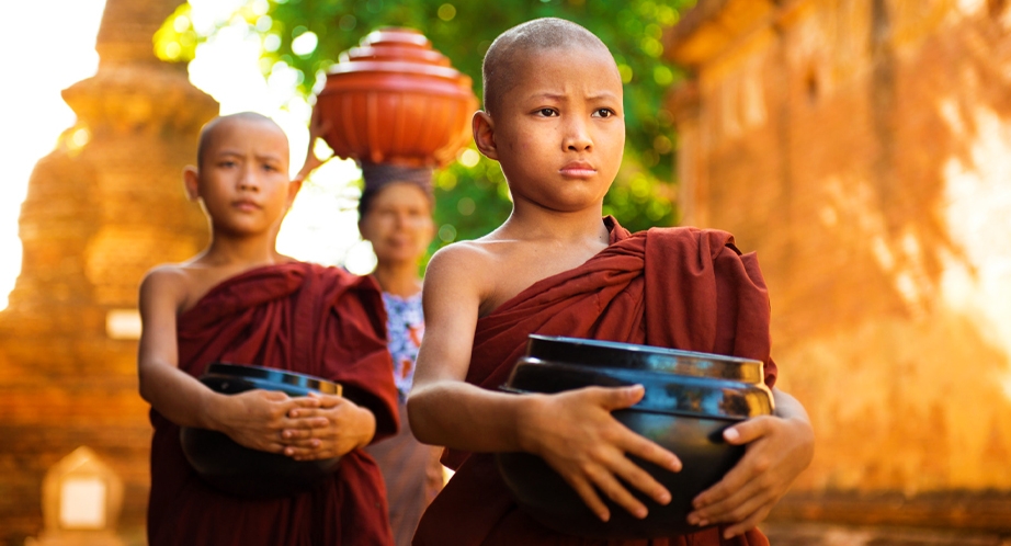 Moine à Yangon (Birmanie)