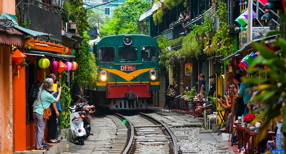 Le train traverse Hanoï