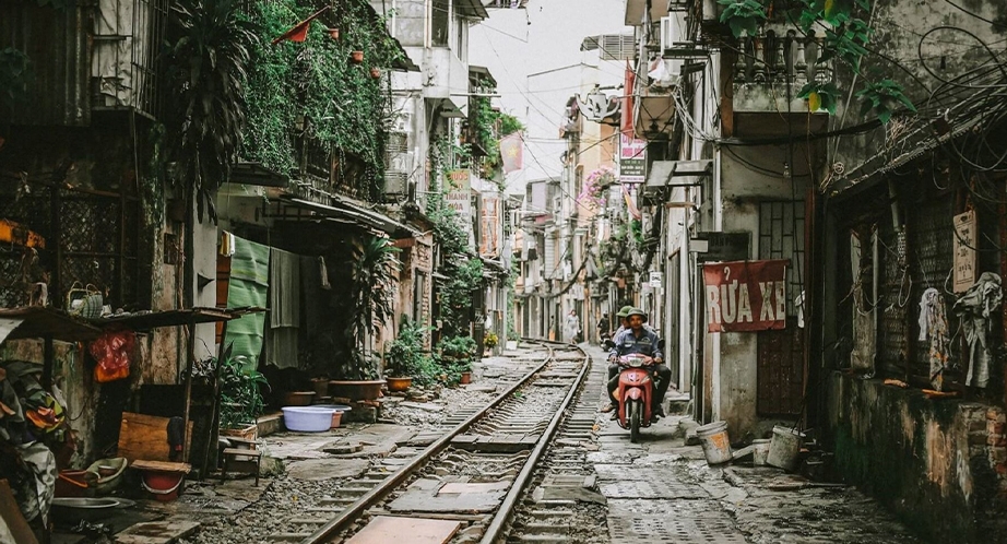 Le train traverse Hanoï