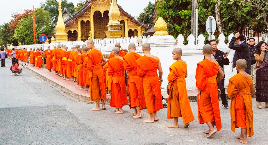 Moine implorant l'aumône au Laos