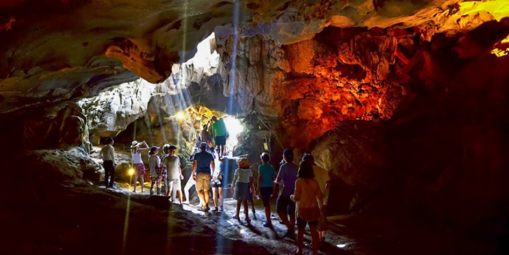 Explorer la grotte de Sung Sot 