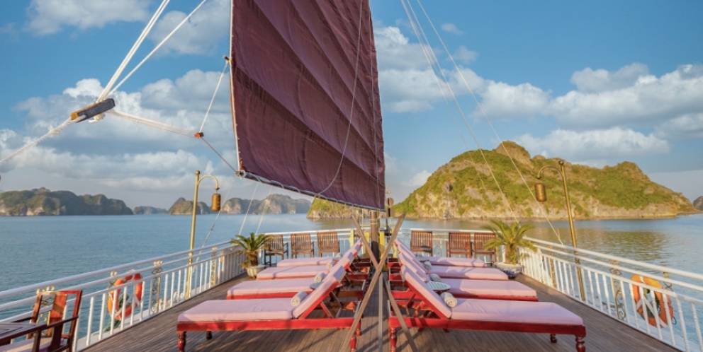 Profiter toute la beauté de la baie d'Halong depuis la terrasse