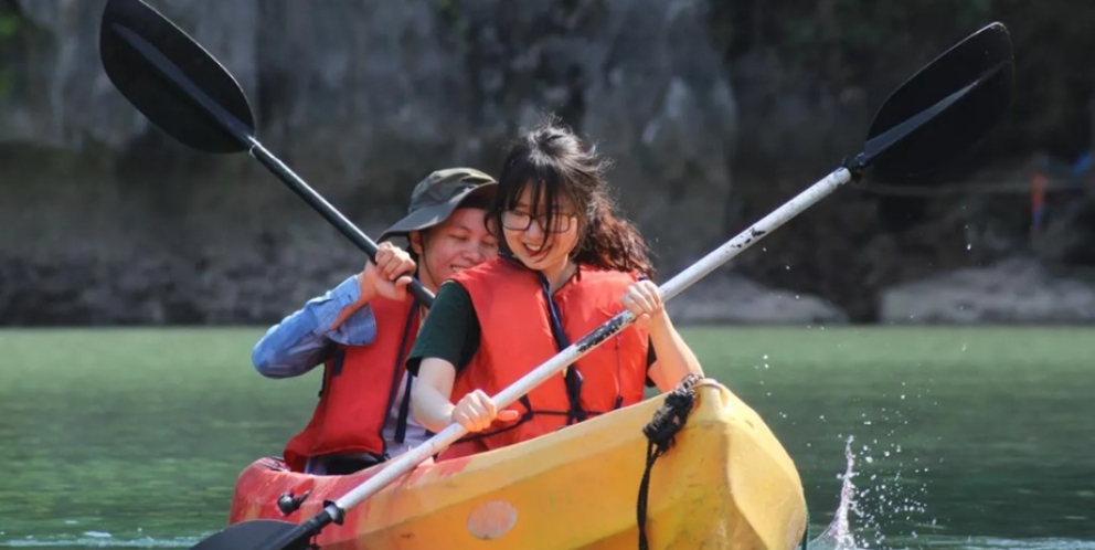 Excursion en kayak dans la baie d'Halong 