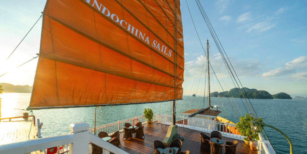 Terrasse ensoleillée de la croisière d'Indochina Sails
