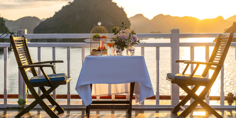 Admirer le coucher du soleil dans la baie d'Ha Long