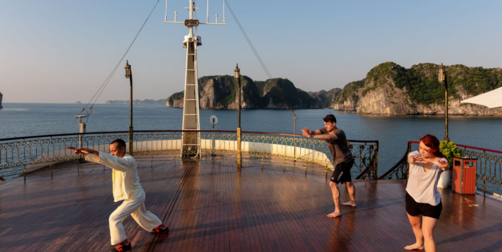 La séance de Tai Chi sur la terrasse