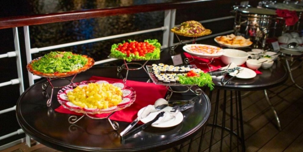 Avec des plats délicieux en jonque 