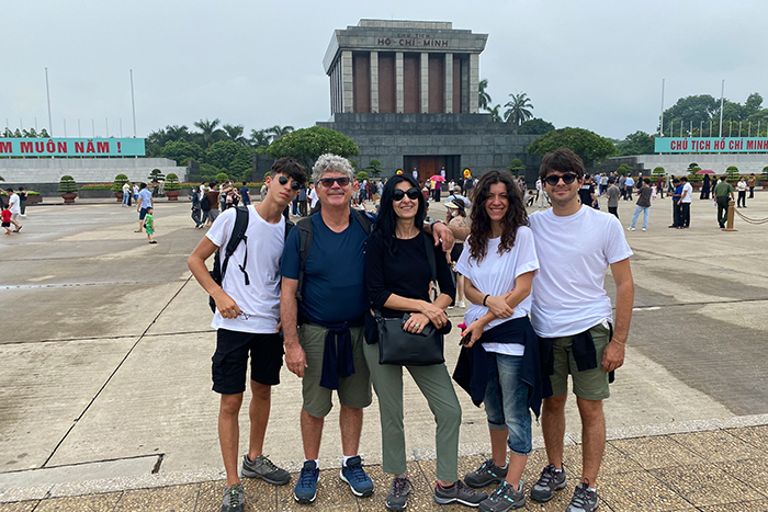 Devant le mausolée Ho Chi Minh