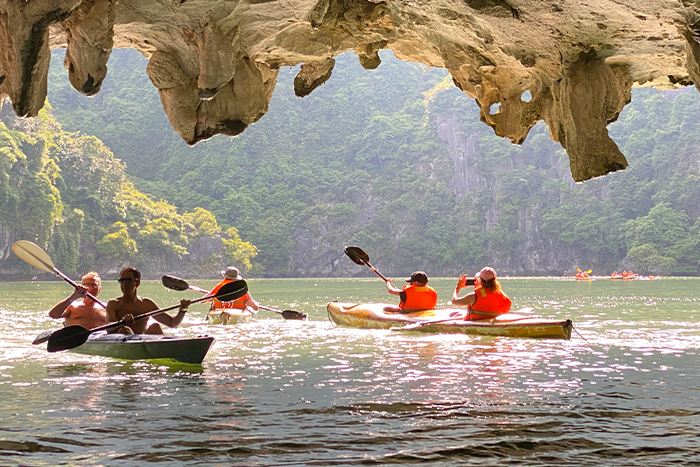 Kayak à la baie d'Halong, Vietnam