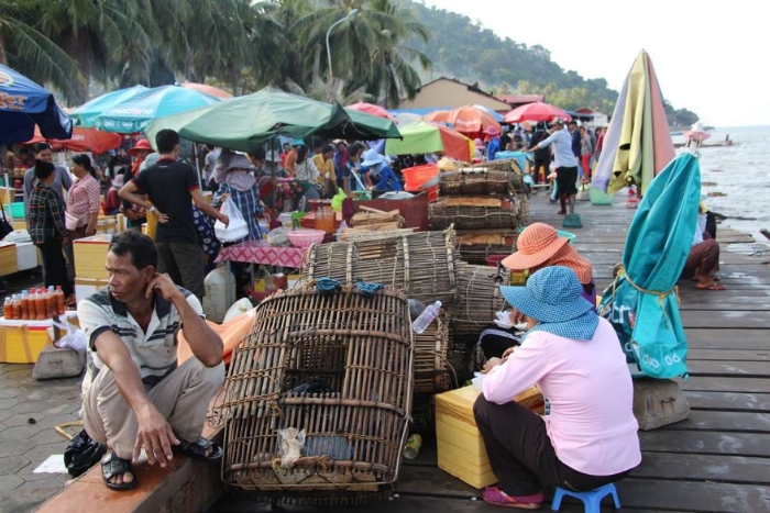 Que voir au Cambodge en 15 jours ? Le marché aux crabes à Kep