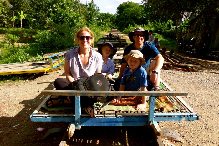 Essayez le train en bambou dans votre voyage en famille à Battambang