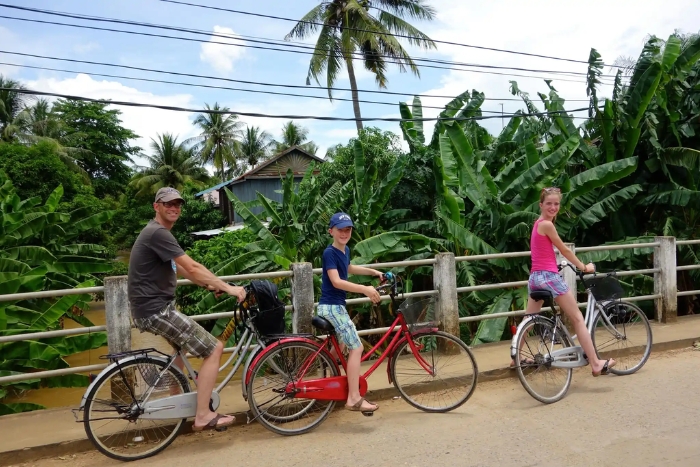 Balade à vélo dans la campagnes dans votre voyage en famille à Battambang