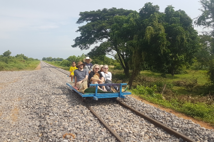 Que faire dans l'itinéraire de Battambang 3 jours ? Essayez le train en bambou