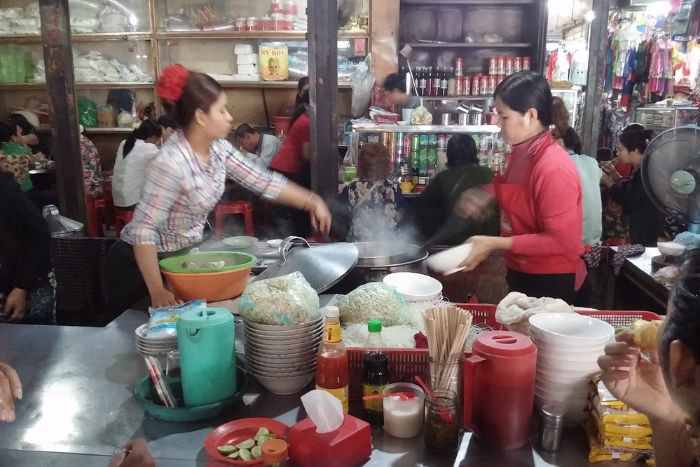 immersion gourmande dans un marché local à Battambang