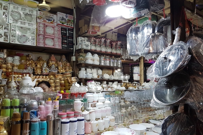 Vêtements du quotidien au cœur du marché local à Battambang