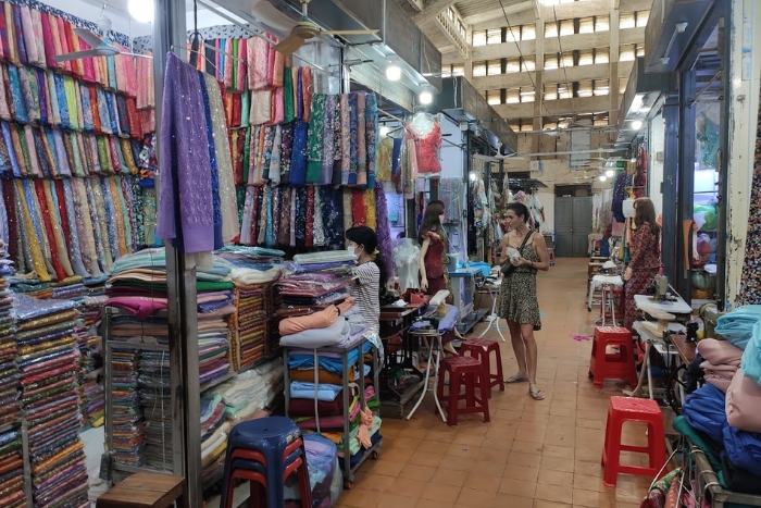 Articles de maison au marché Psar Nath à Battambang : un aperçu des habitudes locales