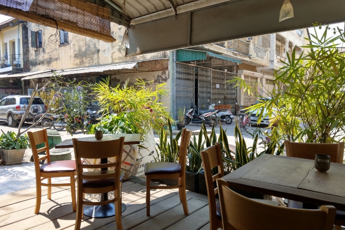 Voyage hors saison à Battambang : Pause café dans une maison coloniale sous la pluie