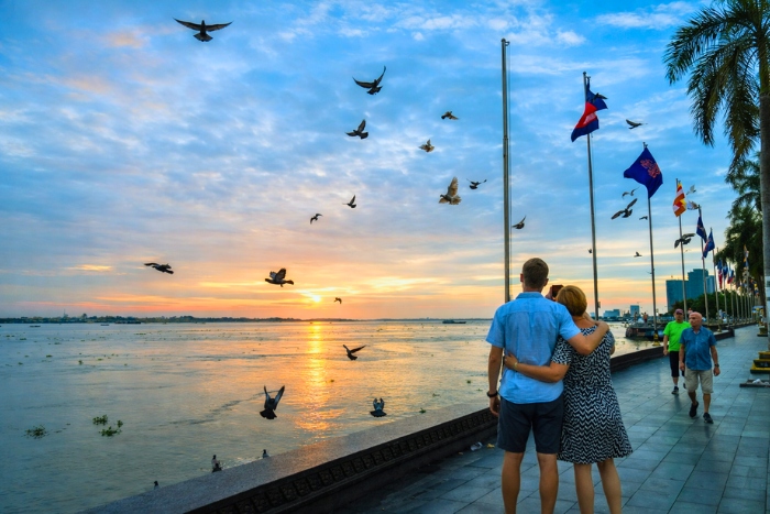 Moments à deux face au coucher du soleil à Phnom Penh en séjour au Cambodge