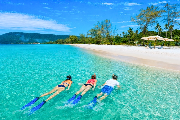 Plonger dans les eaux transparentes de Koh Rong lors d’une offre voyage Cambodge