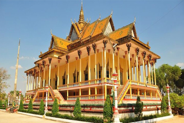 Visiter la pagode aux 100 colonnes - une des choses incontournables à Kratie