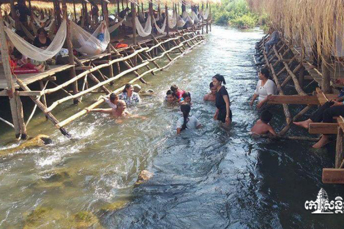 Les touristes se baignent dans la rivière aux rapides de Kampi, Kratie