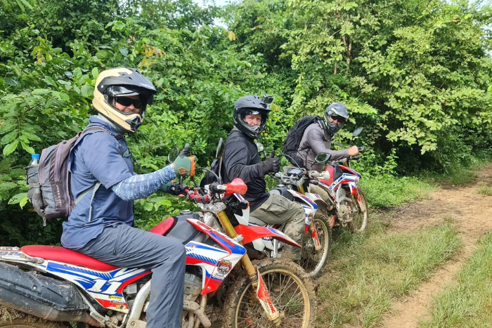 Les touristes louent des motos pour explorer la province de Kratie