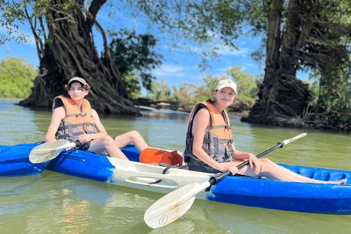 La saison sèche de Kratie est idéale pour des activités en plein air comme le kayak