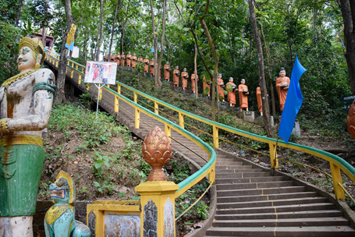 Visiter les pagodes anciennes à Kratie qui sont entourées des ảbres est un bon choix en été