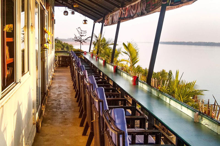 Admirer le paysage de la rivière en mangeant au restaurant Jasmine Boat à Kratie