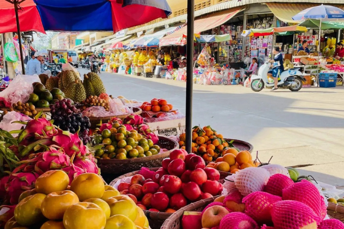 Vous pouvez acheter des fruits tropicaux dans les marchés locaux à Kratie, Cambodge