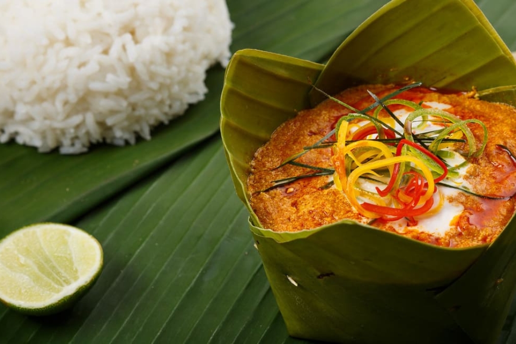 Amok Trey – Curry de poisson crémeux, servi dans des feuilles de bananier