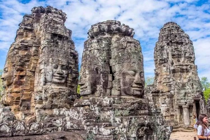 Le temple du Bayon, célèbre pour ses impressionnantes sculptures de visages