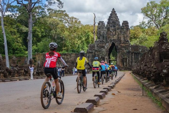 Explorer Angkor à vélo, c’est profiter pleinement du calme et des routes ombragées