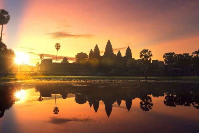 Le lever du soleil à Angkor Wat crée un spectacle rose-orangé inoubliable