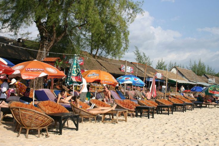 Ne manquez pas une bière sur la plage - une des meilleures choses à faire à Sihanoukville