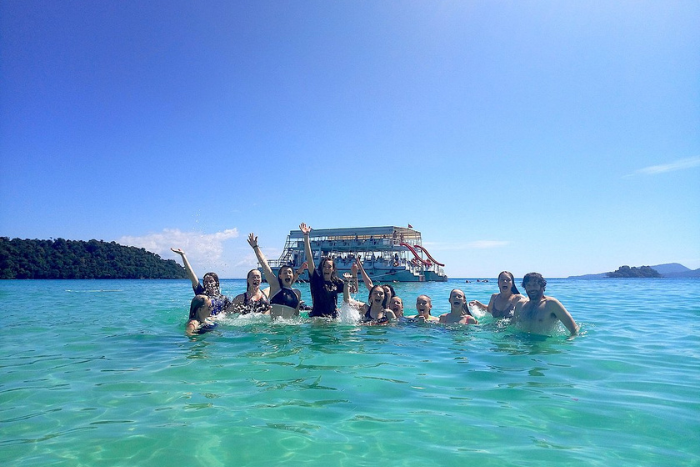 Comment se déplacer à Koh Rong en groupe? Louer un bateau privé pour des activités intéressantes!