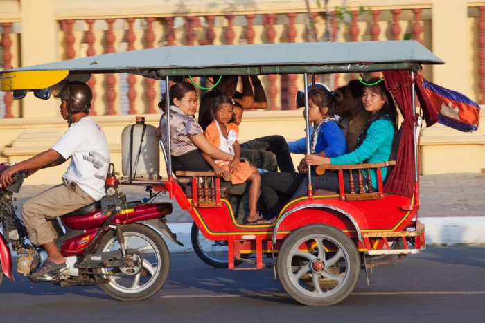 Tuktuk - un moyen de transport à Sihanoukville idéal pour un voyage en famille