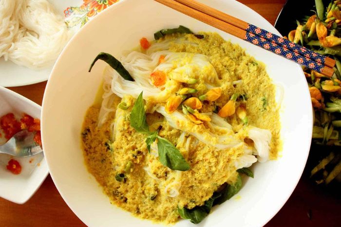 Soupe de nouilles au curry (Nom banh chok), l’un des spécialité à Sihanoukville 