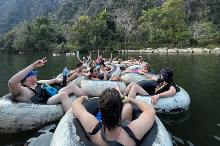 Profitez d'une journée de tubing sur la rivière Nam Song, une aventure incontournable lors de vos 10 jours au Laos.
